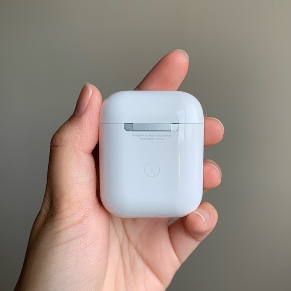 AirPods with wireless charger - Picture 6 of 9